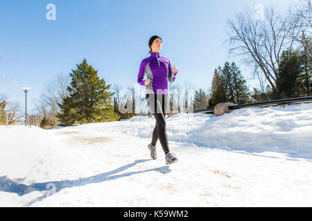 Winter ausgeführt. Läufer Joggen im Schnee. Stockfoto