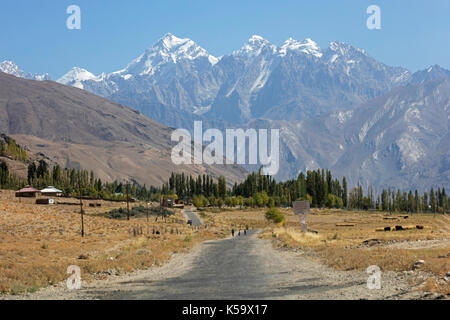 Schneebedeckten Gipfeln der Pamir Gebirge/Pamir und der Pamir Highway/M41 in der Provinz Gorno-Badakhshan, Tadschikistan Stockfoto