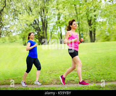Zwei schöne weibliche Jogger Stockfoto