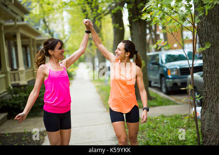 Zwei schöne weibliche Jogger Stockfoto