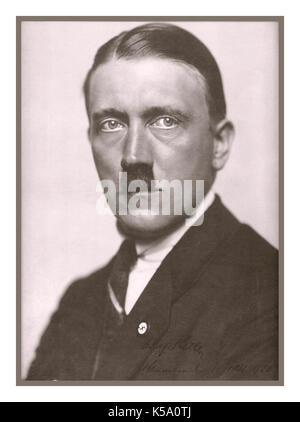 ADOLF HITLER FORMALE STUDIO PORTRAIT 1920 B&W studio Portrait unterzeichnet vom Foto eines politisch immerging Adolf Hitler gestellt Stockfoto