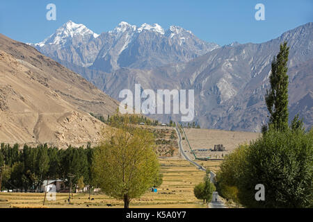 Schneebedeckten Gipfeln der Pamir Gebirge/Pamir und der Pamir Highway/M41 in der Provinz Gorno-Badakhshan, Tadschikistan Stockfoto