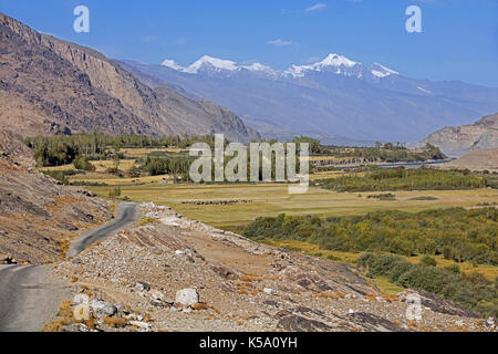 Schneebedeckten Gipfeln der Pamir Gebirge/Pamir und der Pamir Highway/M41 in der Provinz Gorno-Badakhshan, Tadschikistan Stockfoto