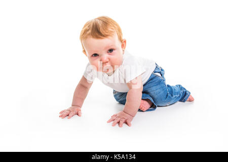 Baby Spaziergang auf Knie auf weißem Hintergrund Stockfoto