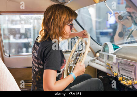 Kiew, Ukraine - Mai 18, 2017: junge Frau im Gaz-21 Wolga Oldtimer auf Schule der Autoren Kino- und TV-Stand während der TV und Radio International Fair, Stockfoto