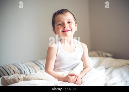 Junge auf dem Bett Stockfoto