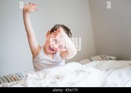 Junge auf dem Bett Stockfoto