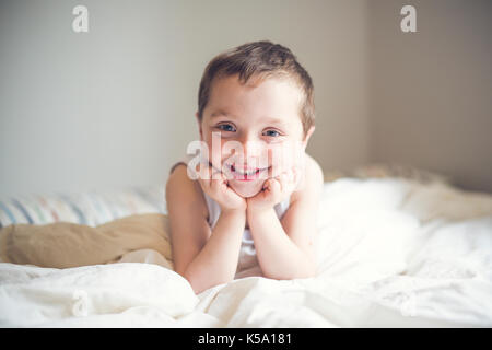 Junge auf dem Bett Stockfoto