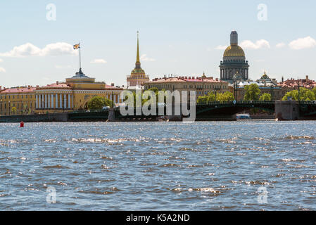 St. Petersburg, Russland - Juni 04. 2017. Blick auf Palace Bridge, Admiralität, St. Isaacs Kathedrale Stockfoto