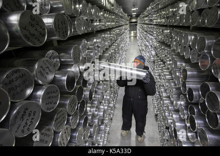 Denver, Colorado - Geoff Hargreaves, Kuratorin am National Ice Core Labor, hält einem Meter Abschnitt eines ice Core bei -36 Grad C (-3 gespeichert Stockfoto