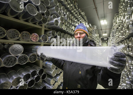 Denver, Colorado - Geoff Hargreaves, Kuratorin am National Ice Core Labor, hält einem Meter Abschnitt eines ice Core bei -36 Grad C (-3 gespeichert Stockfoto