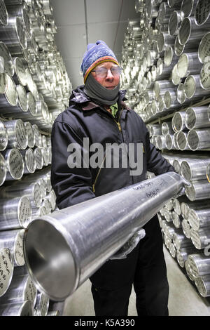 Denver, Colorado - Geoff Hargreaves, Kuratorin am National Ice Core Labor, hält einem Meter Abschnitt eines ice Core bei -36 Grad C (-3 gespeichert Stockfoto