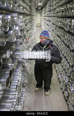 Denver, Colorado - Geoff Hargreaves, Kuratorin am National Ice Core Labor, hält einem Meter Abschnitt eines ice Core bei -36 Grad C (-3 gespeichert Stockfoto