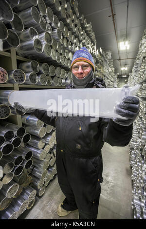 Denver, Colorado - Geoff Hargreaves, Kuratorin am National Ice Core Labor, hält einem Meter Abschnitt eines ice Core bei -36 Grad C (-3 gespeichert Stockfoto