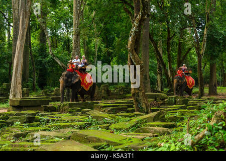 SIEM REAP, Kambodscha - September 1, 2015: Touristen fahren Elefanten rund um den Bayon Tempel Angkor Wat complex. Stockfoto