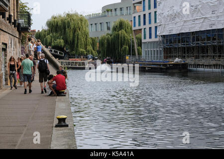 Die Brücke über das Regent's Canal in Camden Lock Stockfoto