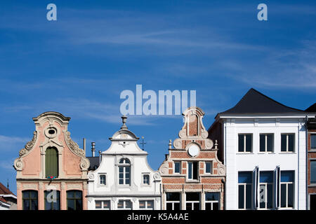 Fassade aus dem 18. Jahrhundert Gebäude am Grote Markt (Grossen Markt) in Mechelen, Belgien. Ein blauer Himmel macht das Gebäude noch attraktiver. Stockfoto