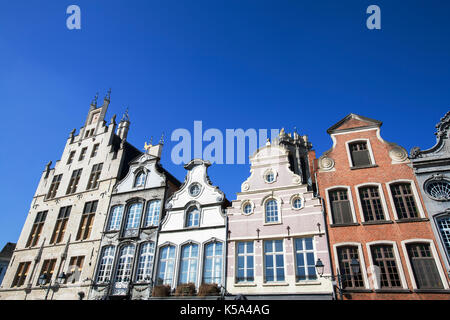 Fassade aus dem 18. Jahrhundert Gebäude am Grote Markt (Grossen Markt) in Mechelen, Belgien. Ein blauer Himmel macht das Gebäude noch attraktiver. Stockfoto