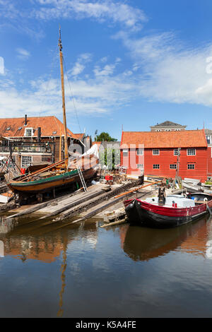 Historische Werft mit hölzernen Fischerboote im Hafen des Dorfes Spakenburg in den Niederlanden. Stockfoto