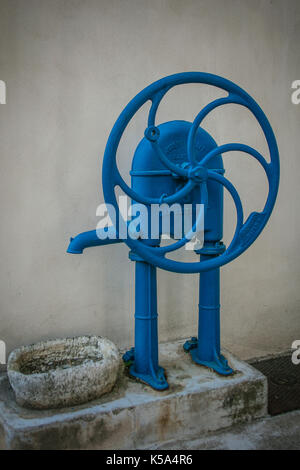 Alte hand Wasserpumpe, Tourbes, Herault, Frankreich. Stockfoto