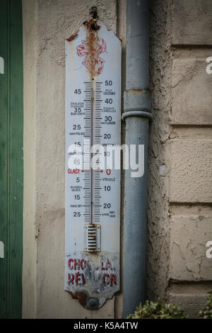 Außen Thermometer an einer Wand Stockfotografie - Alamy