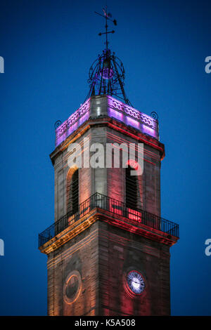 Beleuchtete Turm von Eglise Saint Jean, Pezenas, Herault, Frankreich. Stockfoto