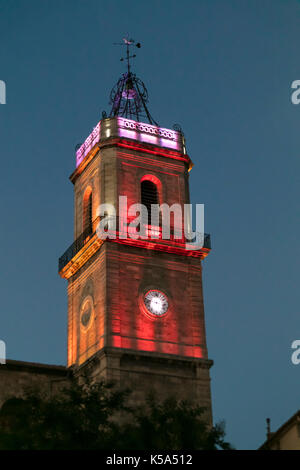 Beleuchtete Turm von Eglise Saint Jean, Pezenas, Herault, Frankreich. Stockfoto