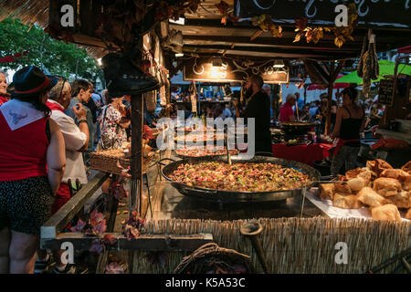 Street Food Verkäufer an der Feria, Beziers, Herault, Frankreich. Stockfoto