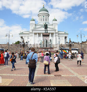 Helsinki, Finnland - 26. Juli 2017: Touristen in Senate Platz in der Nähe der Kathedrale in Helsinki Stockfoto