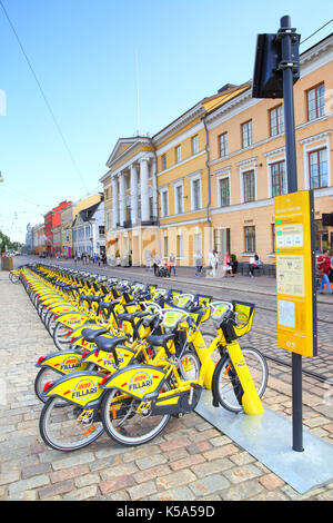 Helsinki, Finnland - 26. Juli 2017: gelbe Fahrräder im Verleih Fahrradverleih Parkplatz in Helsinki Stockfoto