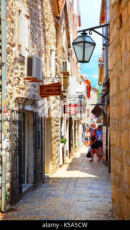 Budva, Montenegro - Juni 13, 2017: Straße mit kleinen Läden in der Altstadt von Budva in Montenegro Schmal Stockfoto