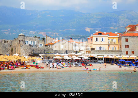 Budva, Montenegro - Juni 13, 2017: Strand in der Nähe der Altstadt von Budva in Montenegro. Stockfoto