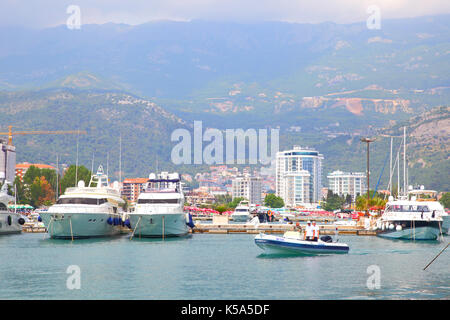 Budva, Montenegro - Juni 13, 2017: Yachten und Boote im Hafen von Budva Stockfoto