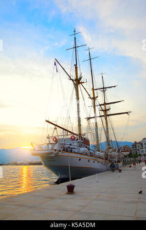 Tivat Montenegro - 16. Juni 2017: Segelschiff in der Nähe von Sea-front in Tivat Stockfoto