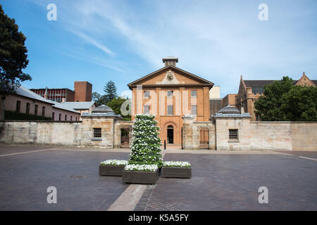 SYDNEY, NSW, Australien - NOVEMBER 20,2016: Hyde Park Barracks Museum mit Pflanzmaschine an einem sonnigen Tag in Sydney, Australien Stockfoto