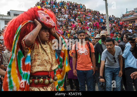 KATHMANDU, Nepal - 9/26/2015: Die Majipa Lakhey, als 'Manjusri Stadt daemon' übersetzt, führt einen zeremoniellen Tanz während der Indra Jatra Festival in D Stockfoto