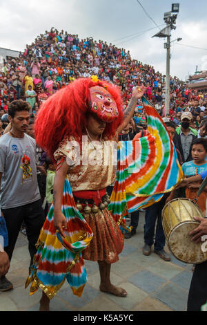 KATHMANDU, Nepal - 9/26/2015: Die Majipa Lakhey, übersetzt anjusri Stadt daemon', beginnt ein zeremonieller Tanz in den Durbar Square während der Indra Jatr Stockfoto