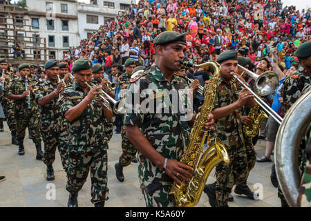 KATHMANDU, Nepal - 9/26/2015: Nepali militärischen Musiker während der Indra Jatra Festival am Durbar Square in Kathmandu, Nepal. Stockfoto