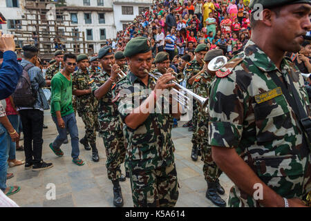 KATHMANDU, Nepal - 9/26/2015: Das nepalesische Militär Band führt während der Indra Jatra Festival am Durbar Square in Kathmandu, Nepal. Stockfoto