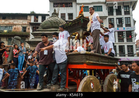 KATHMANDU, Nepal - 9/26/2015: Die kumari, oder 'Göttin', ist durch die Menge auf einem Wagen während der Indra Jatra Festival am Durbar Squa gezogen Stockfoto