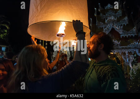 CHIANG MAI, THAILAND - 12/30/2015: Touristen frei schwimmende Laternen in einem buddhistischen Tempel auf Silvester in Chiang Mai, Thailand. Stockfoto