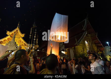 CHIANG MAI, THAILAND - 12/30/2015: Eine Gruppe frei schwimmende Laternen in einem buddhistischen Tempel auf Silvester in Chiang Mai, Thailand. Stockfoto