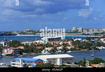 Ein Blick auf die Simpson Bay Area und Princess Juliana International Airport auf der karibischen Insel St. Maarten. Stockfoto