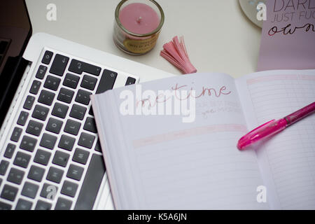 Takig Notizen und arbeiten mit Leidenschaft, mit Magie Planer. Einfache Planung an Ihrem Arbeitsplatz. Stockfoto