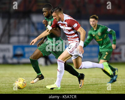 Celtic's New signing Odsonne Edouard erhält hinter Hamilton's Xavier Tomas, bevor das zweite Ziel für Scott Sinclair während der Ladbrokes schottischen Premiership Gleichen am SuperSeal, Stadion, Hamilton. Stockfoto