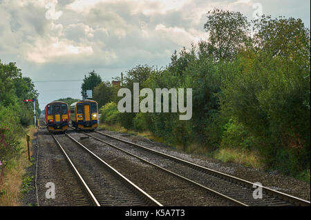 East Midlands Trains Züge, die in dem kleinen Dorf Swinderby Lincolnshire Stockfoto