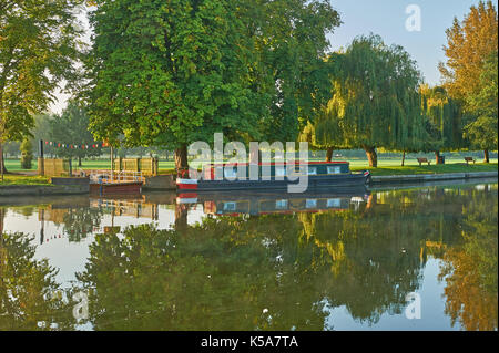 Anfang Herbst Reflexionen über den Fluss Avon in Stratford-upon-Avon, Warwickshire Stockfoto