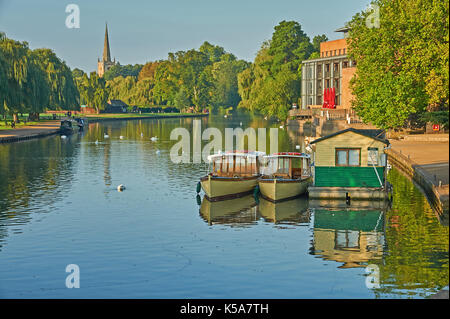 Stratford-upon-Avon und am frühen Morgen herbst Reflexionen über den Fluss Avon mit dem Blick auf die Kirche der Heiligen Dreifaltigkeit Stockfoto