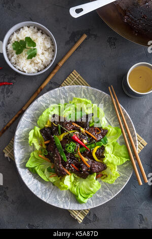 Asiatische gebratenes Huhn Leber mit Schüssel Reis und grünem Tee rühren Stockfoto