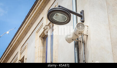 Schwarz Stadt Lamp Post und weiss Lautsprecher an der Wand aufhängen Stockfoto